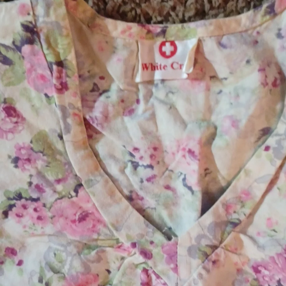 SCRUB TOP - Picture 2 of 3